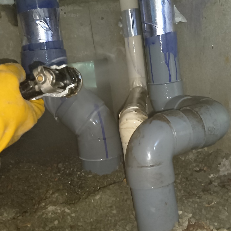 床下の土壌・基礎に防蟻剤を散布