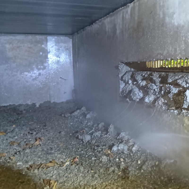 床下の土壌・基礎に防蟻剤を散布