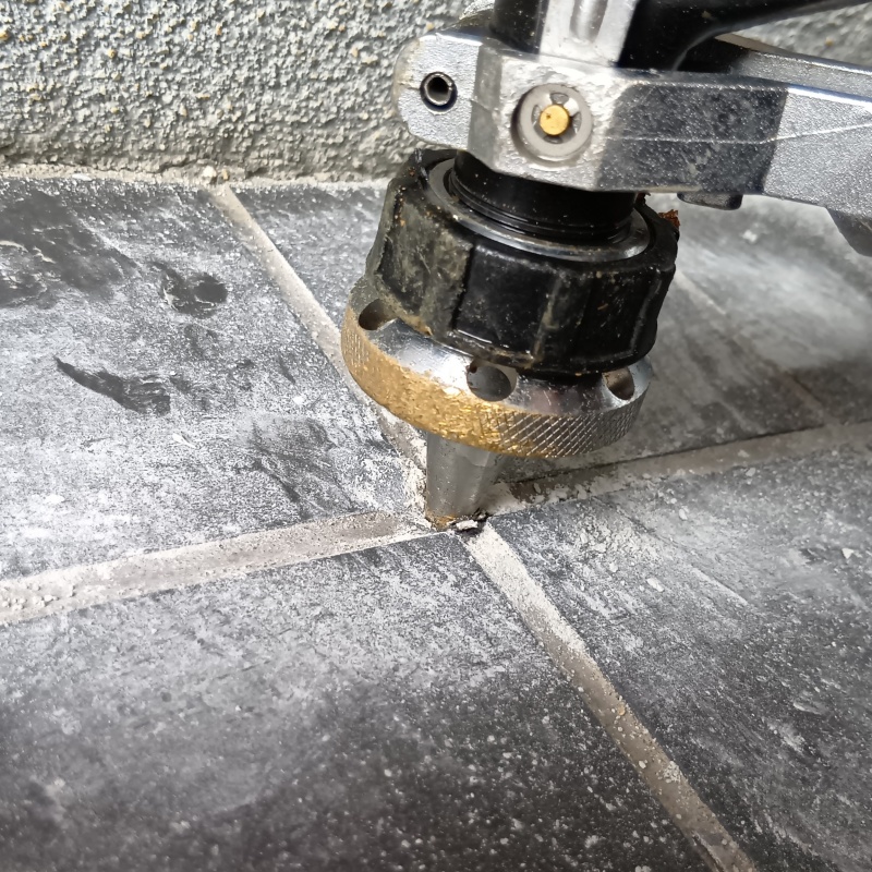 玄関の床タイルに防蟻剤を注入