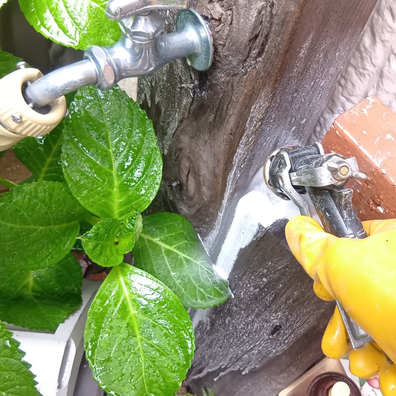 庭の水栓柱（木材）に防蟻剤を注入