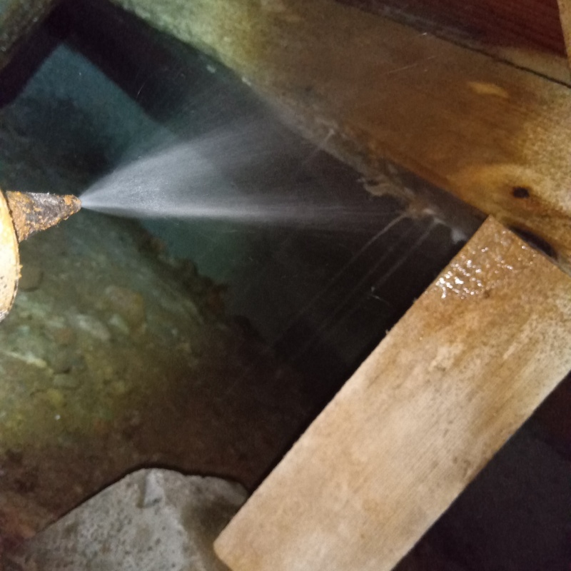 床下の木部にシロアリ駆除剤を散布