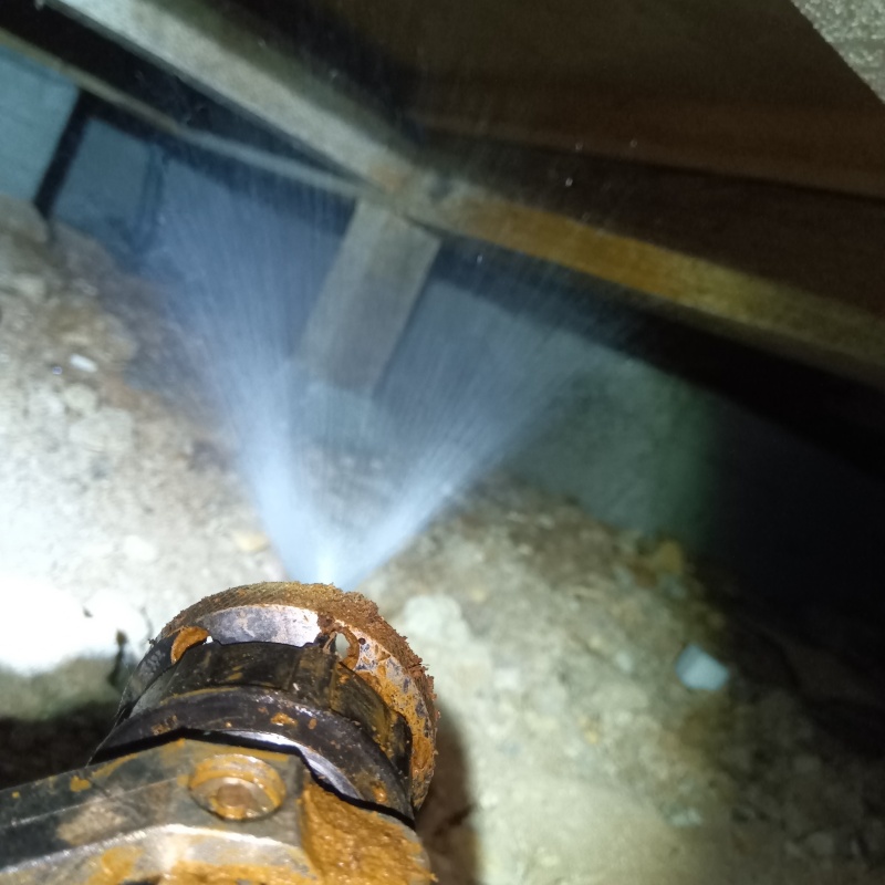 床下の土壌・基礎にシロアリ駆除剤を散布