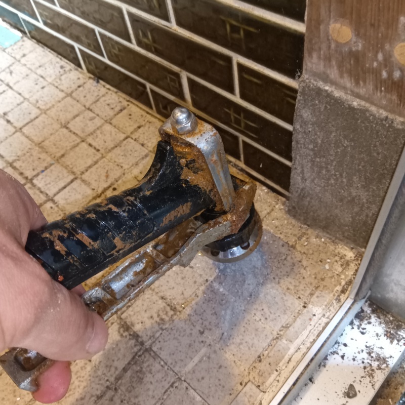 玄関の床タイルにシロアリ駆除剤を注入