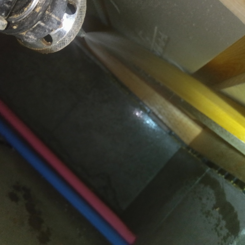 床下の木部に防蟻剤を散布