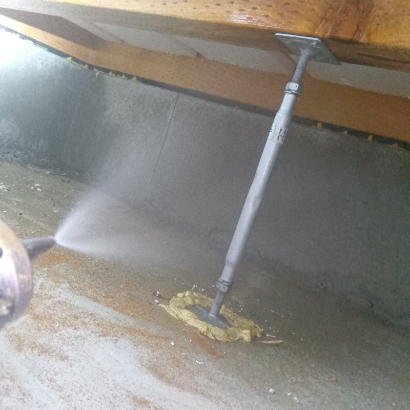 床下の土壌・基礎に防蟻剤を散布