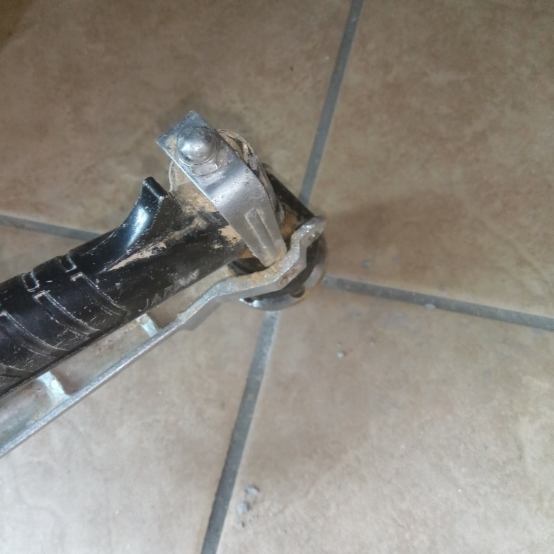 玄関の床タイルに防蟻剤を注入