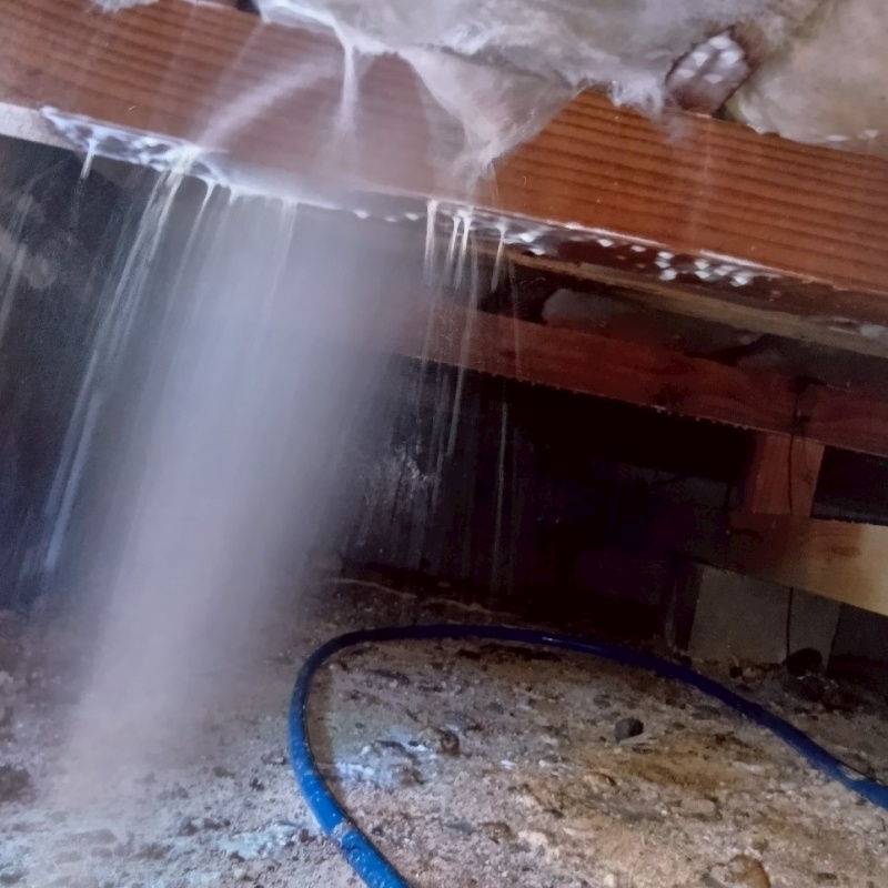 床下の木部にシロアリ駆除剤を散布