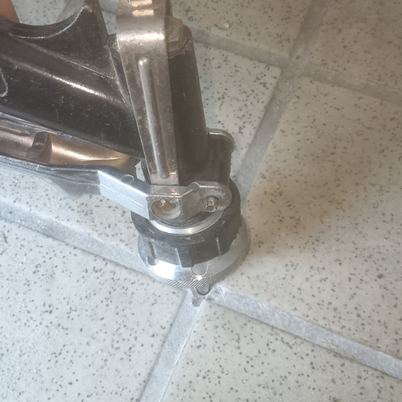 玄関の床タイルにシロアリ駆除剤を注入