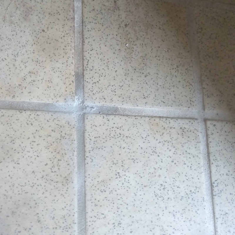 開けた穴をパテで補修