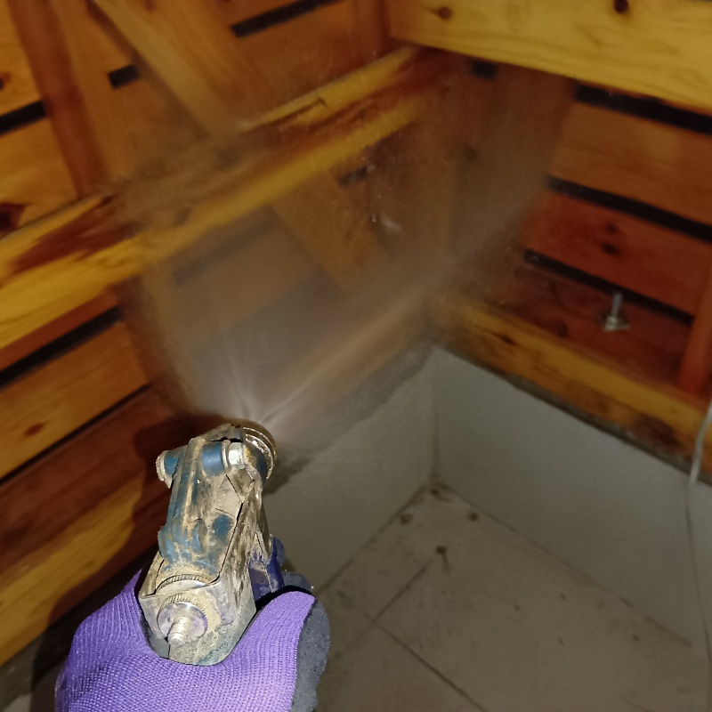 屋根裏の木部にシロアリ駆除剤を散布