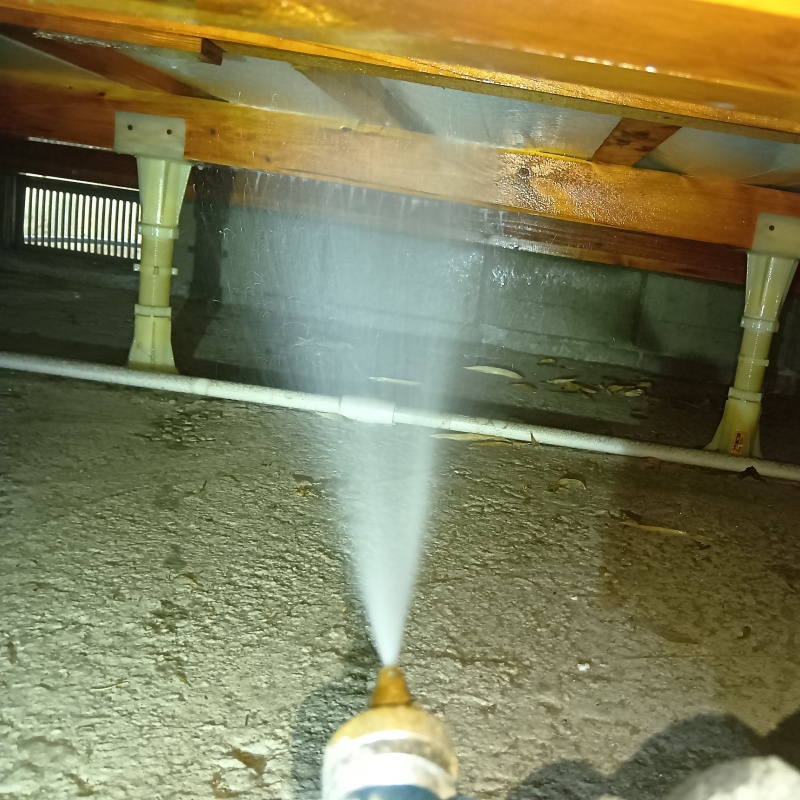 床下の木部にシロアリ駆除剤を散布