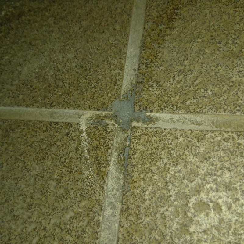 穿孔処理のために開口した穴をパテで補修