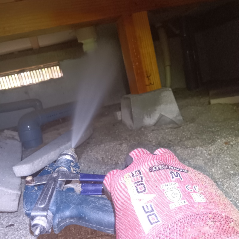 床下の木部にシロアリ駆除剤を散布