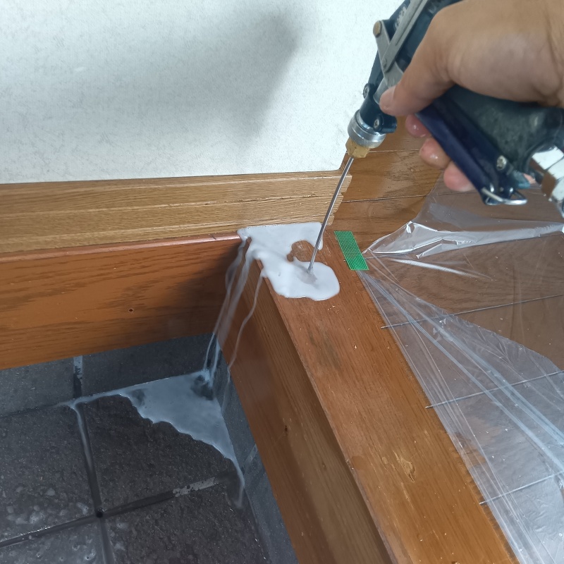 玄関の上がり框にシロアリ駆除剤を注入