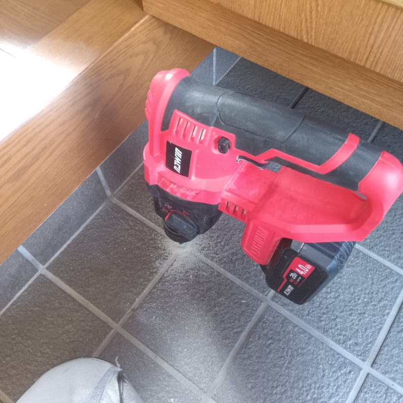 玄関の床タイルにシロアリ駆除剤を注入