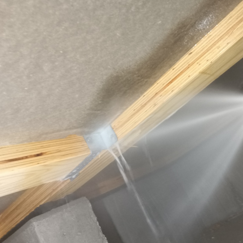 床下の木部に防蟻剤を散布