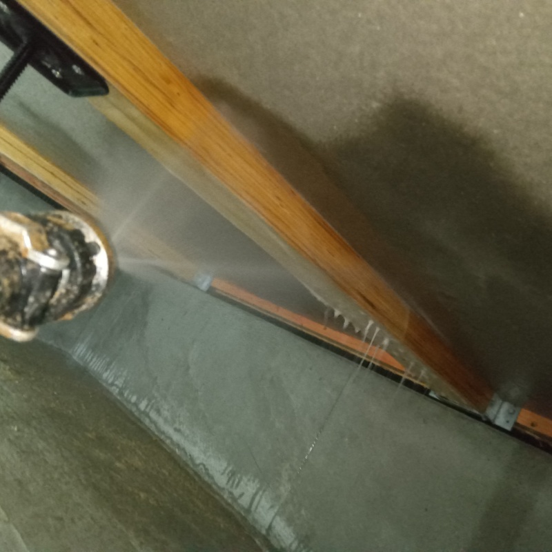 床下の木部に防蟻剤を散布