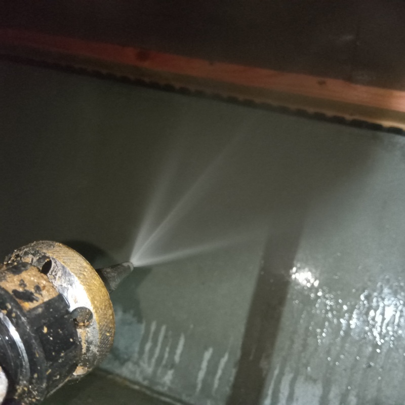 床下の基礎に防蟻剤を散布