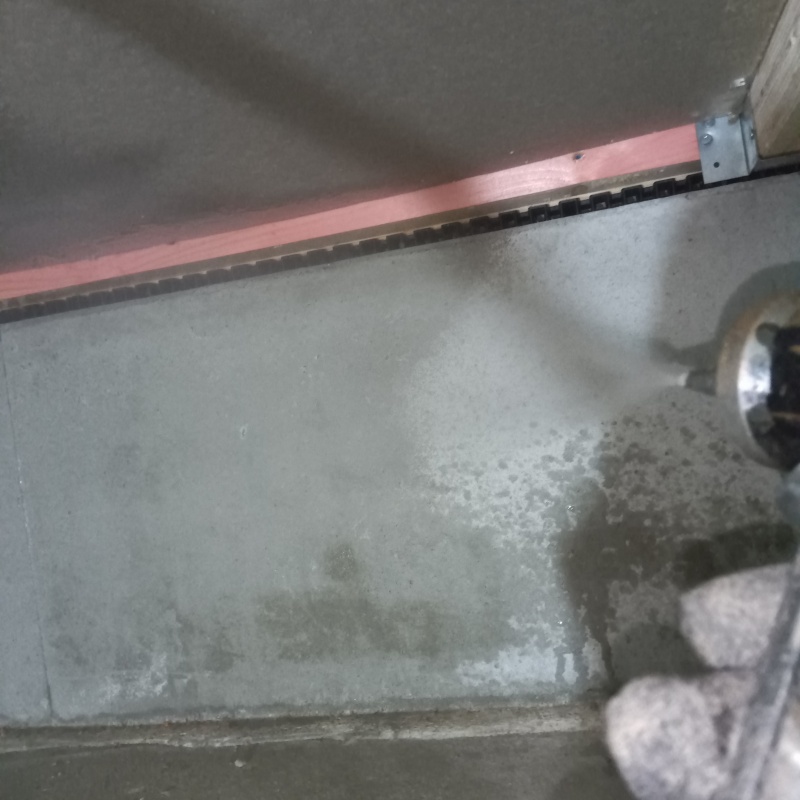 床下の基礎に防蟻剤を散布