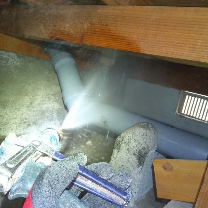 床下の木部にシロアリ駆除剤を散布