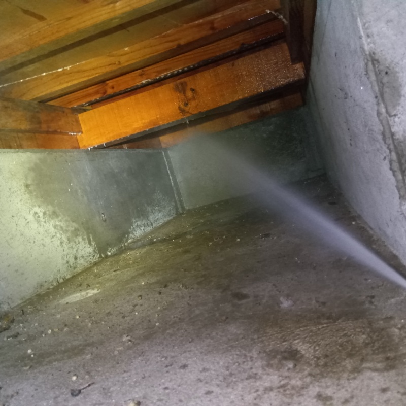 床下の基礎にシロアリ駆除剤を散布