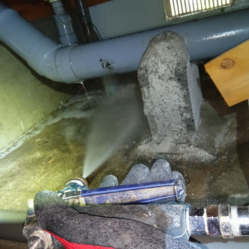 床下の土壌にシロアリ駆除剤を散布