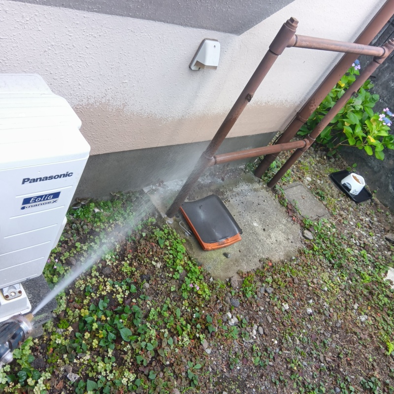 外壁の基礎にシロアリ駆除剤を散布を散布