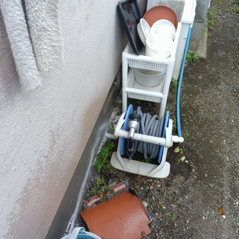 外壁の基礎にシロアリ駆除剤を散布を散布