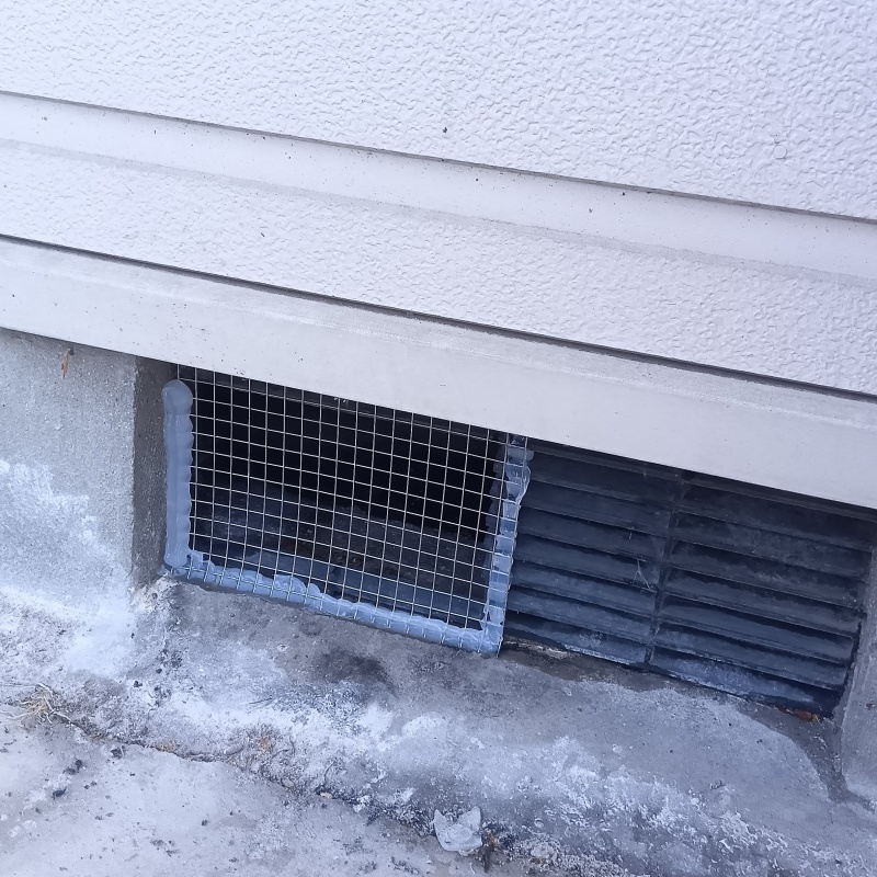 建物の外側から床下へ潜る通気口を作成