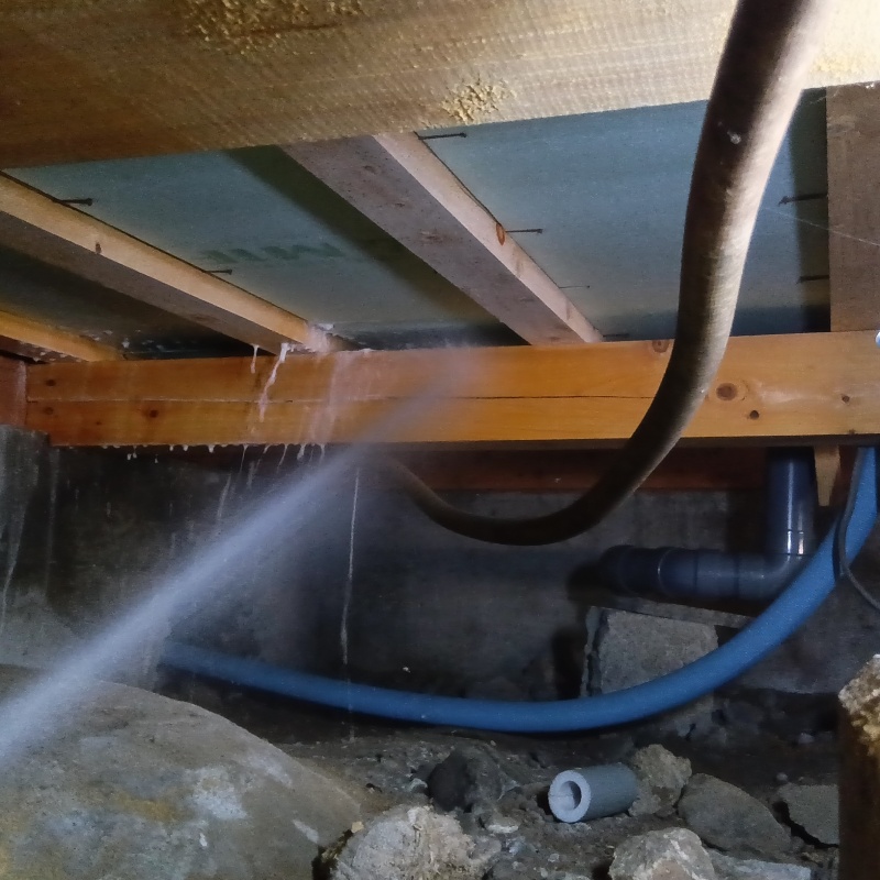 床下の木部にシロアリ駆除剤を散布