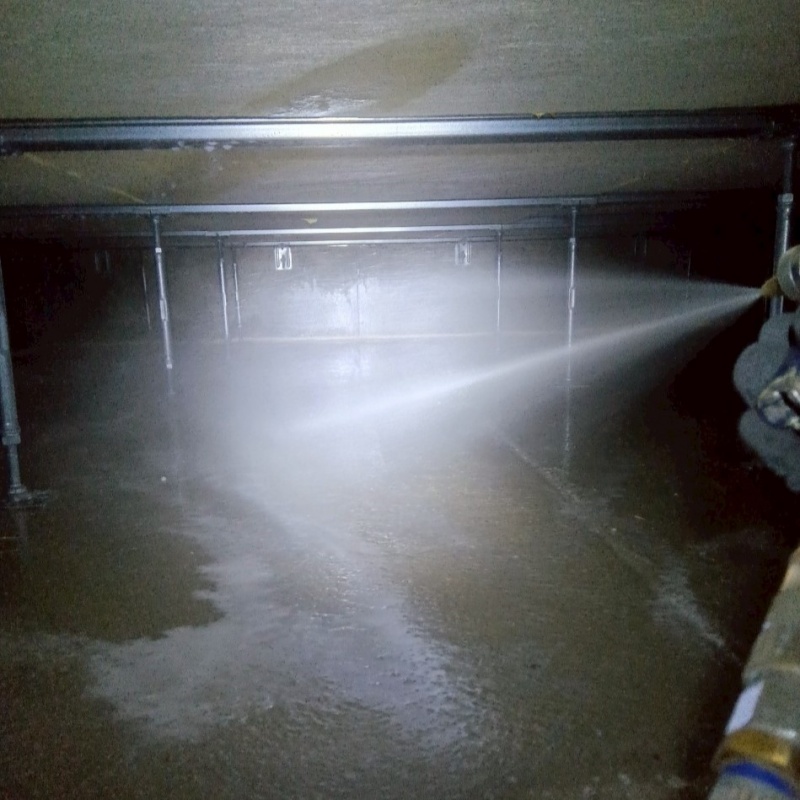 床下の土壌・基礎に防蟻剤を散布