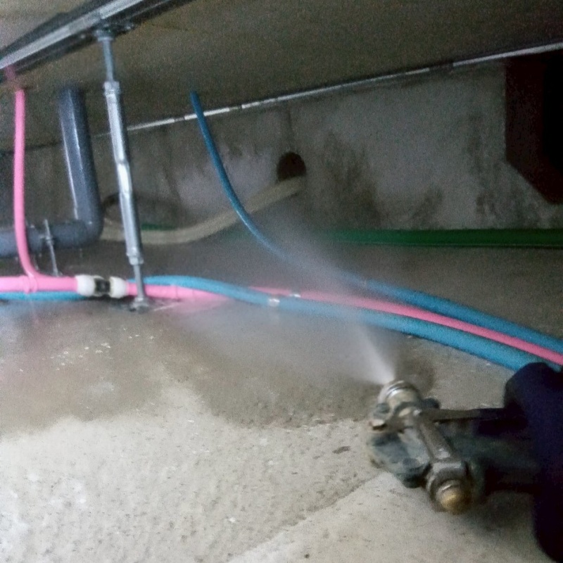 床下の土壌・基礎に防蟻剤を散布