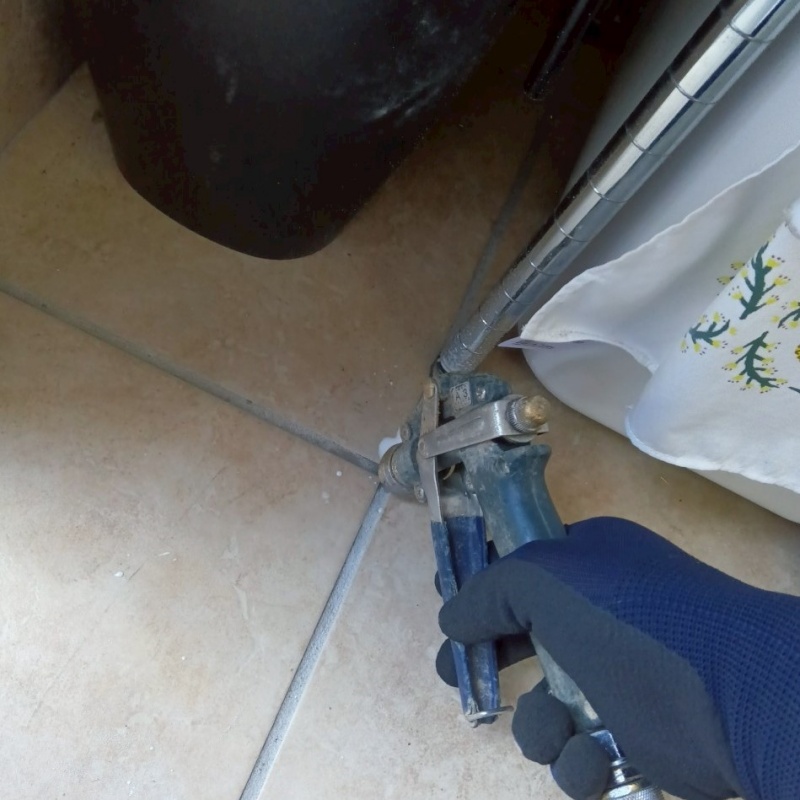 玄関の床タイルに防蟻剤を注入