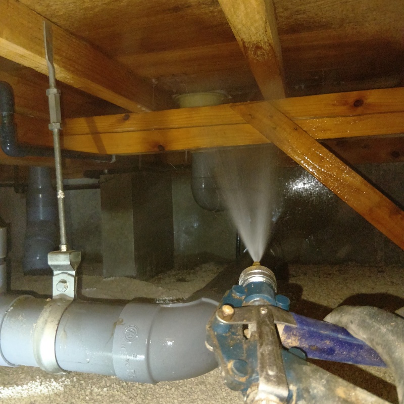 床下の木部にシロアリ駆除剤を散布