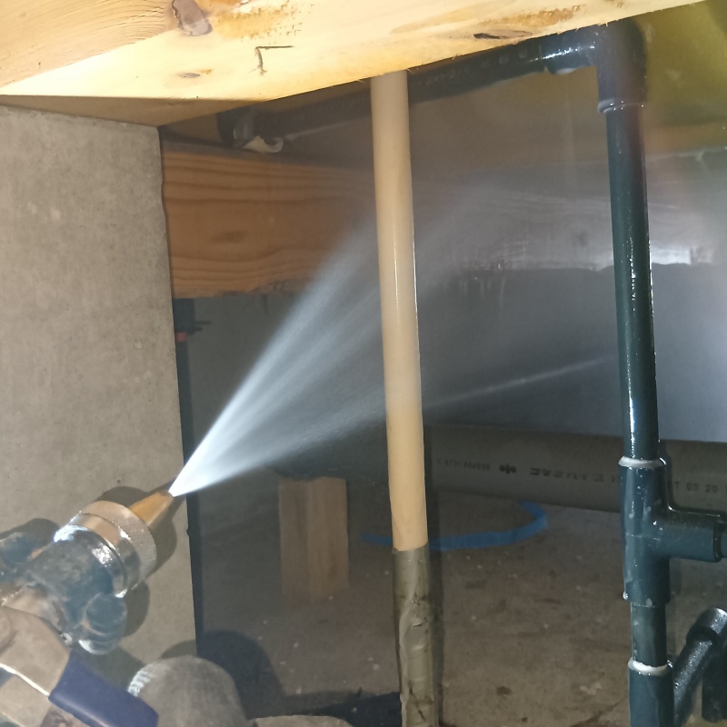 床下の木部にシロアリ駆除剤を散布