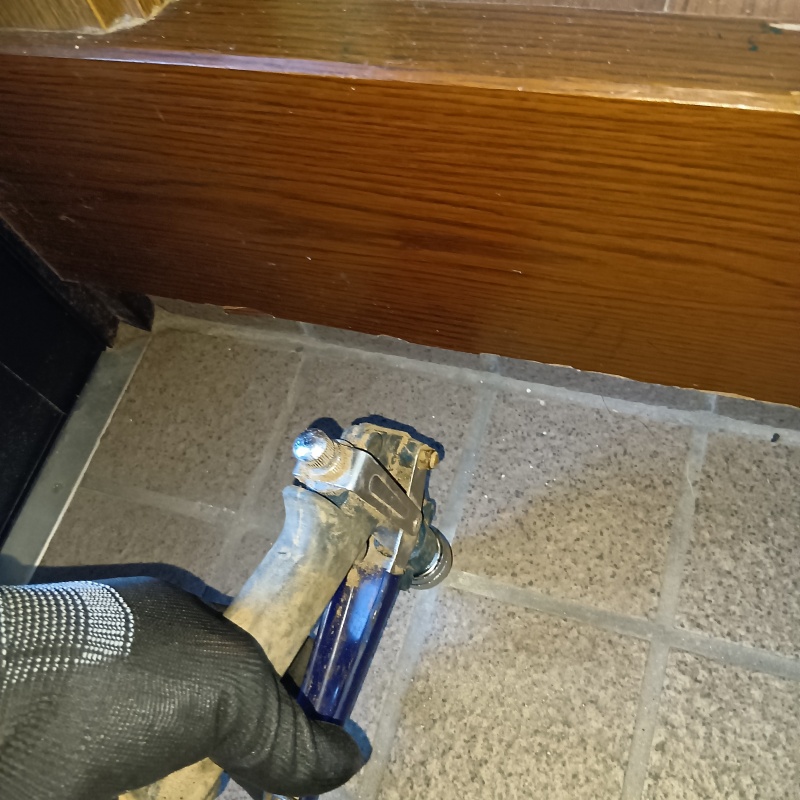 玄関の床タイルにシロアリ駆除剤を注入