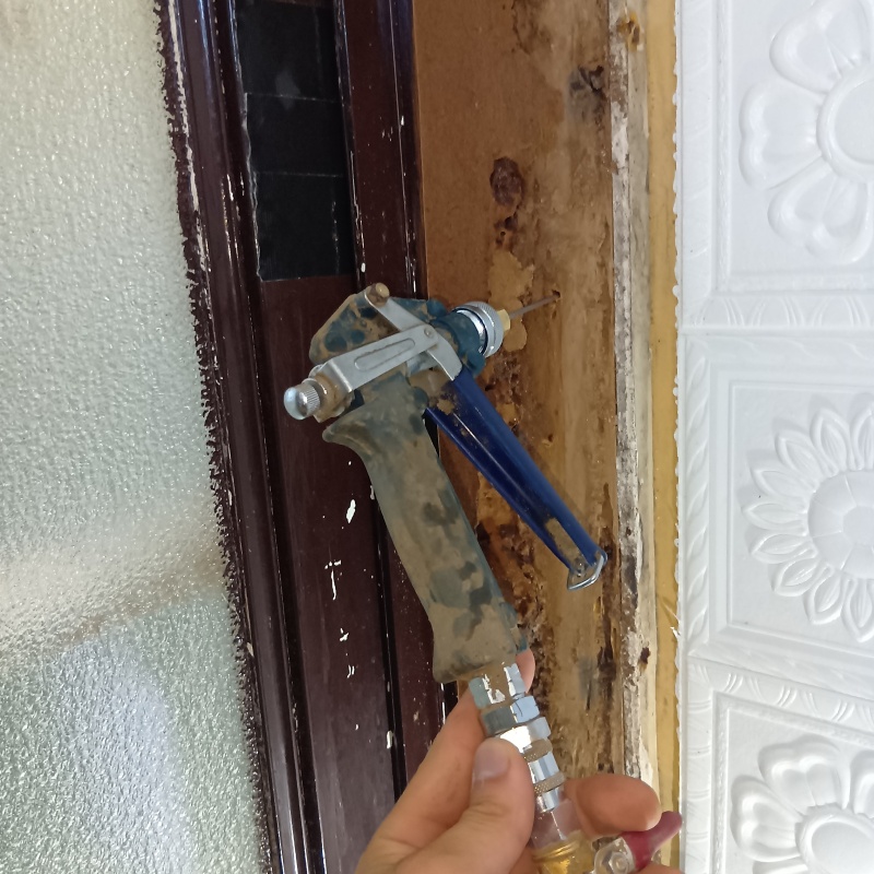 室内の柱にシロアリ駆除剤を注入