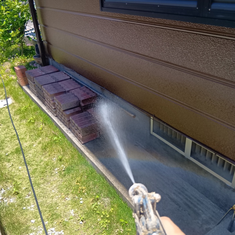 庭に保管しているレンガにシロアリ駆除剤を散布