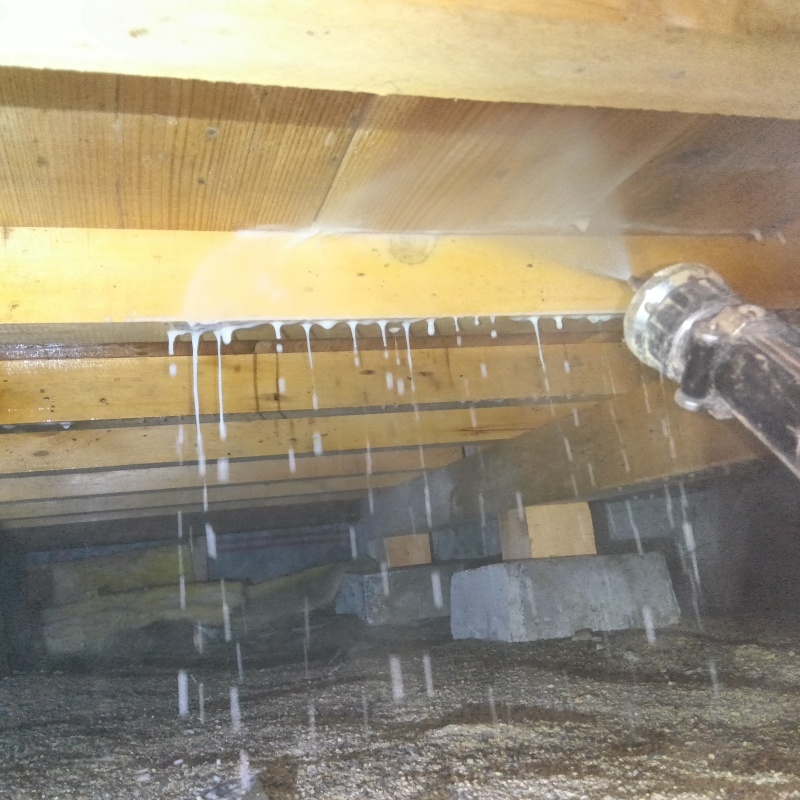 床下の木部にシロアリ駆除剤を散布