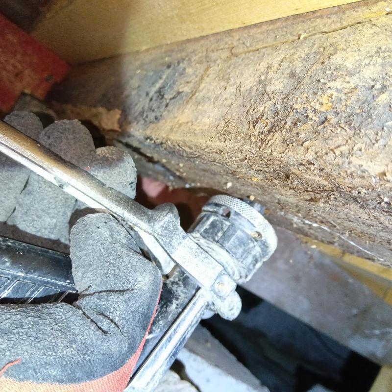 床下の木部にシロアリ駆除剤を注入