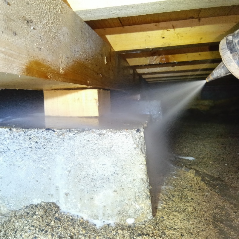 床下の束石にシロアリ駆除剤を散布