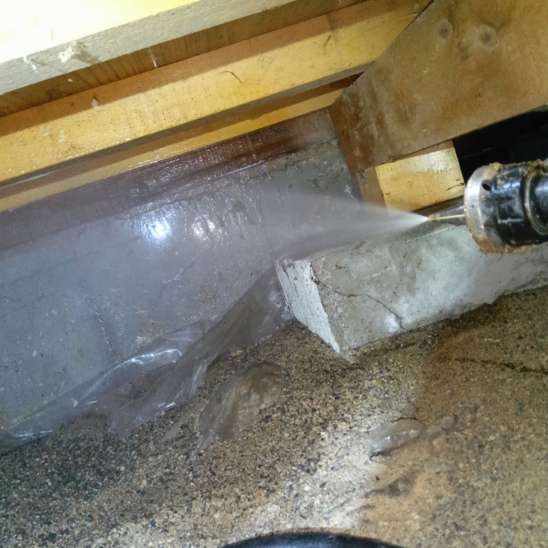 床下の土壌・基礎にシロアリ駆除剤を散布