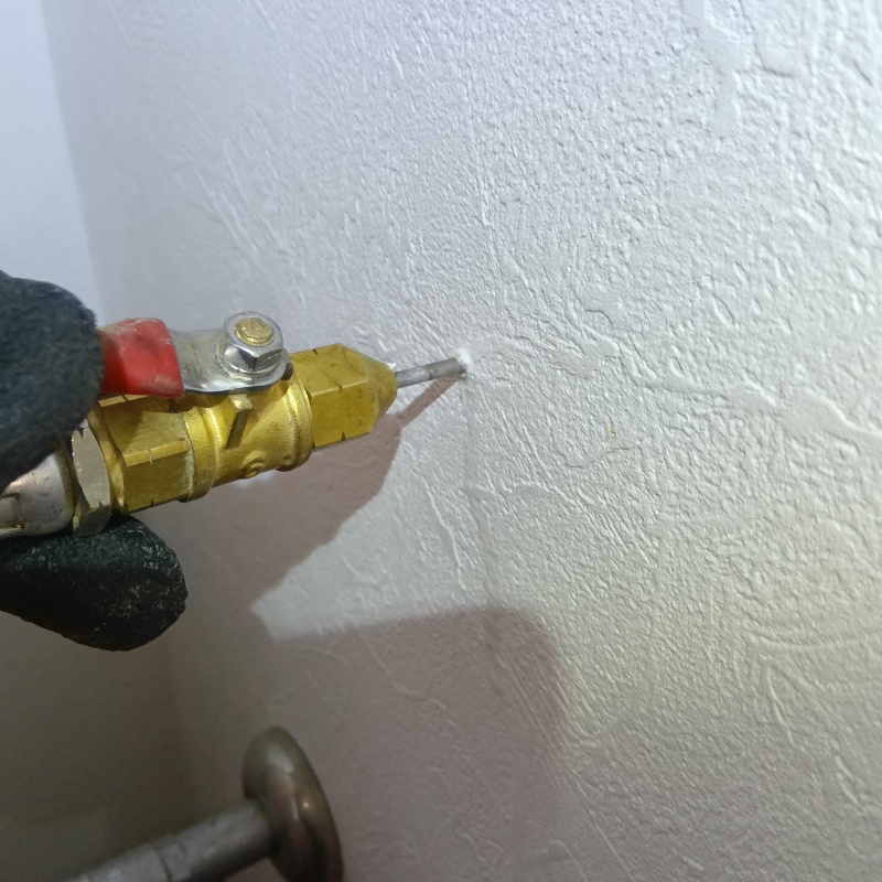 室内の壁にシロアリ駆除剤を注入