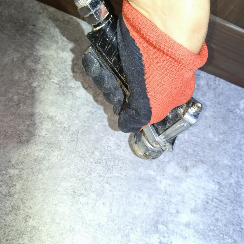 玄関の床タイルにシロアリ駆除剤を注入