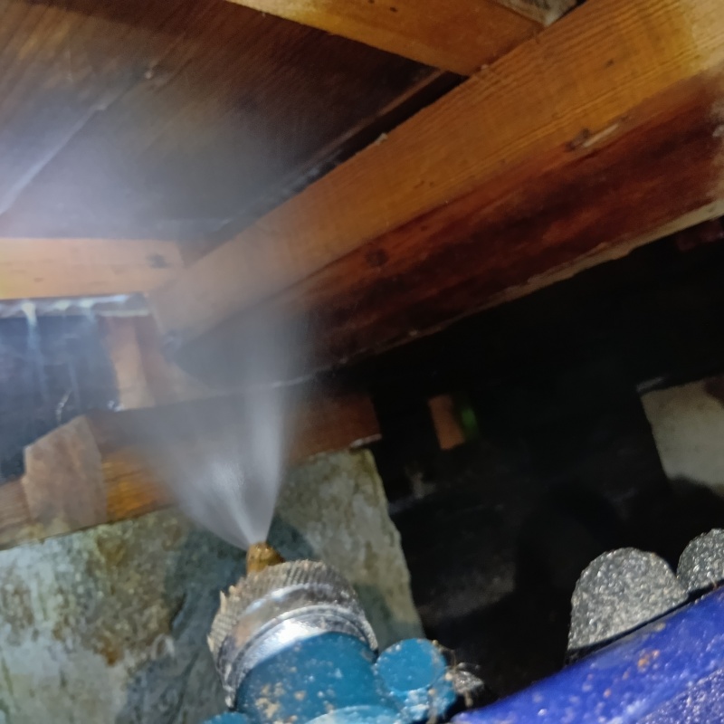 床下の木部にシロアリ駆除剤を散布