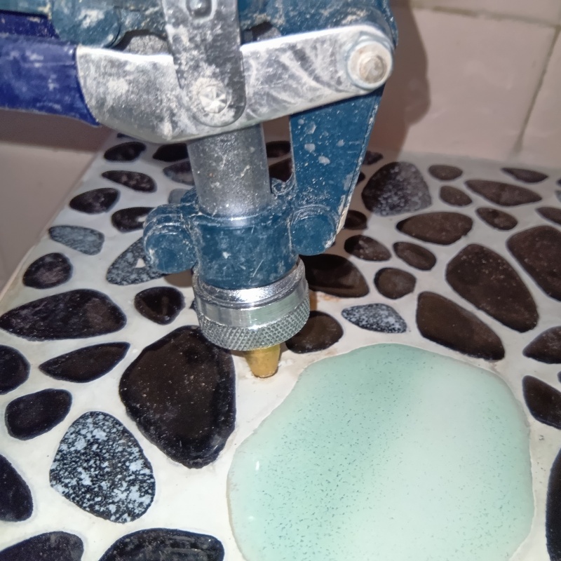 浴室の床タイルにシロアリ駆除剤を注入