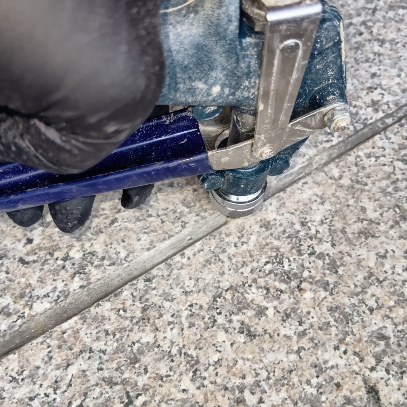 玄関の床タイルにシロアリ駆除剤を注入