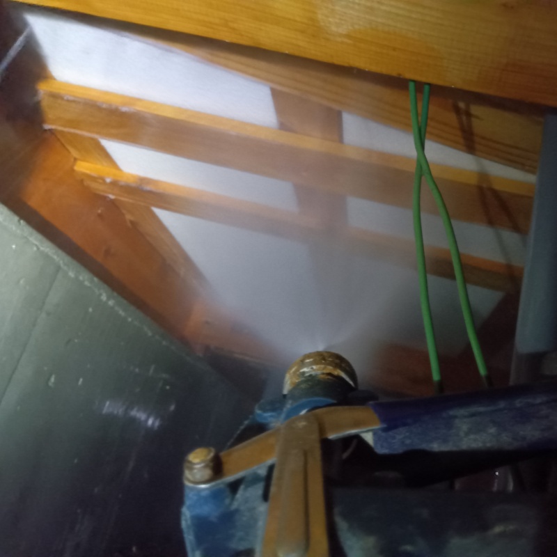 床下の木部に防蟻剤を散布