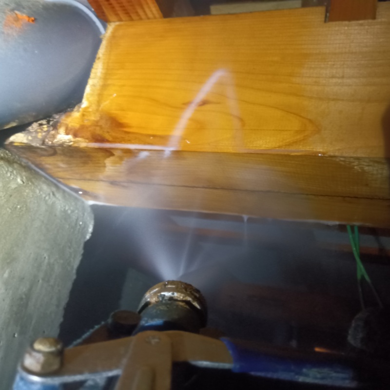 床下の木部に防蟻剤を散布