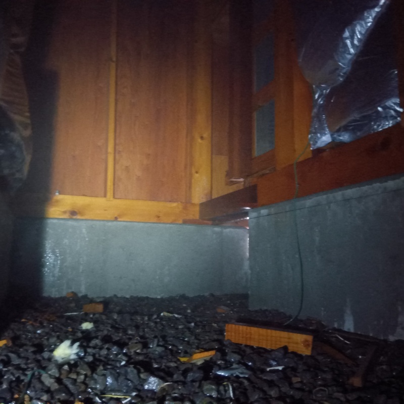 床下の土壌・基礎に防蟻剤を散布